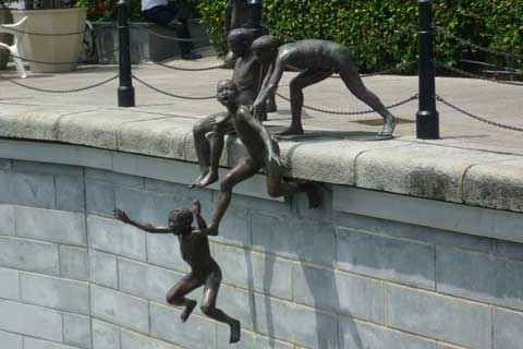 Antique design Bronze Naughty Boys Sculpture Beside River