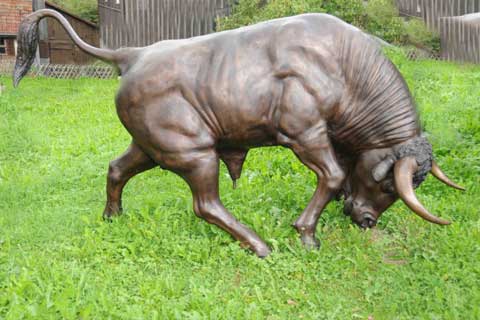 Outdoor design Casting Standing Bronze Sculpture Bull on Lawn